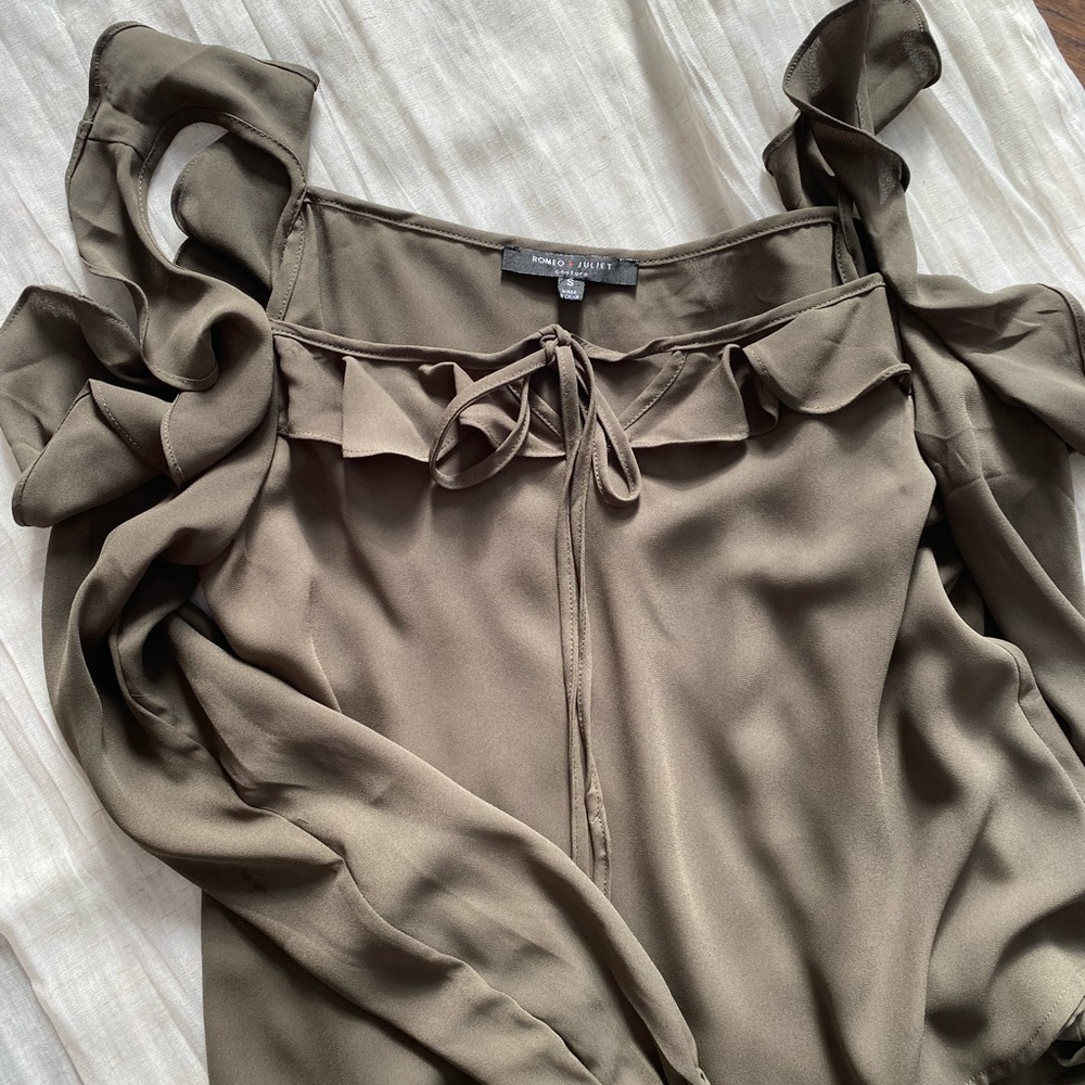 Romeo & Juliet off the shoulder top | long sleeve off the shoulder | army green